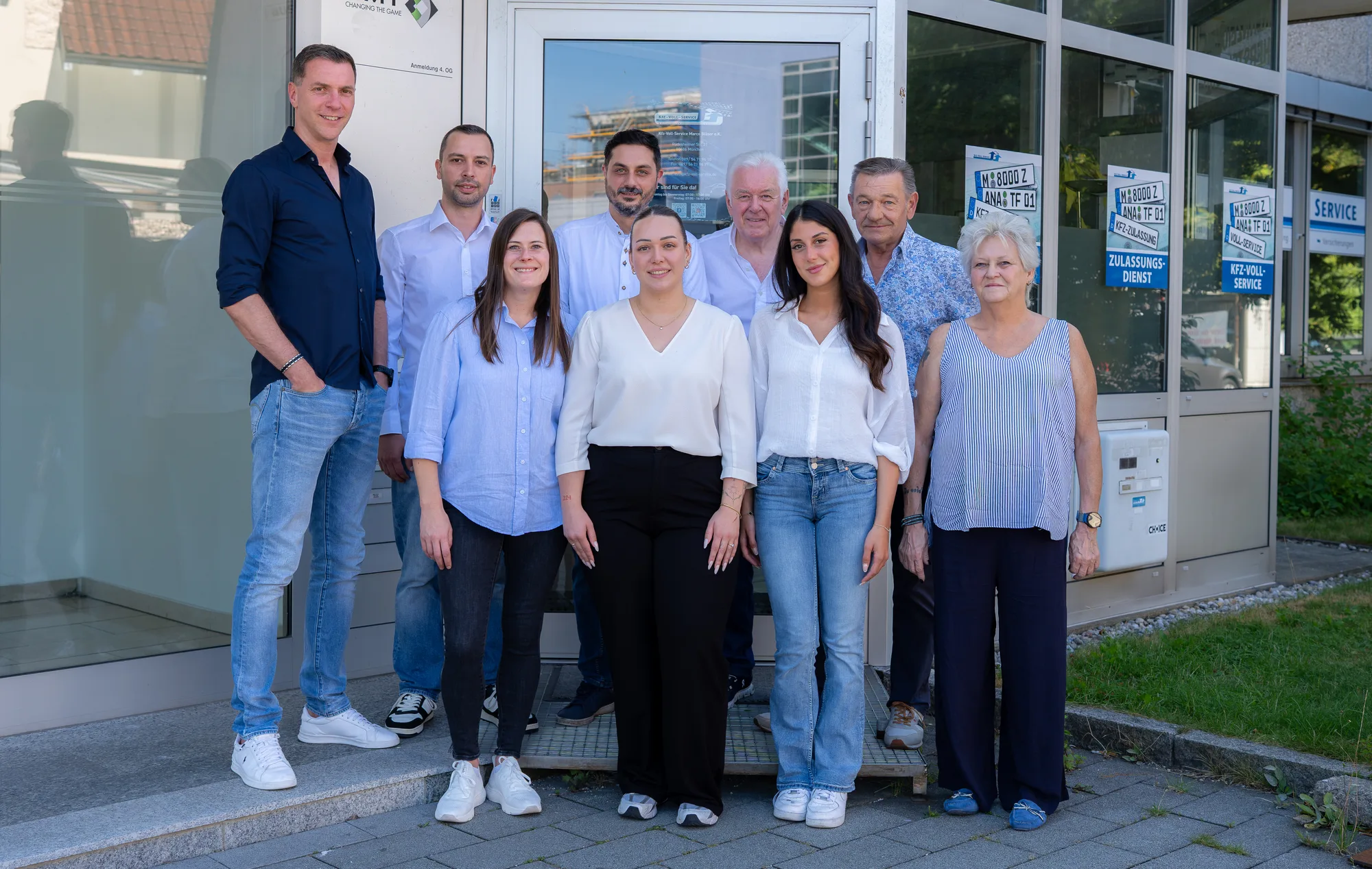 Das Team von KFZ-Voll-Service vor dem Standort in der Rüdesheimer Str. 21 in München