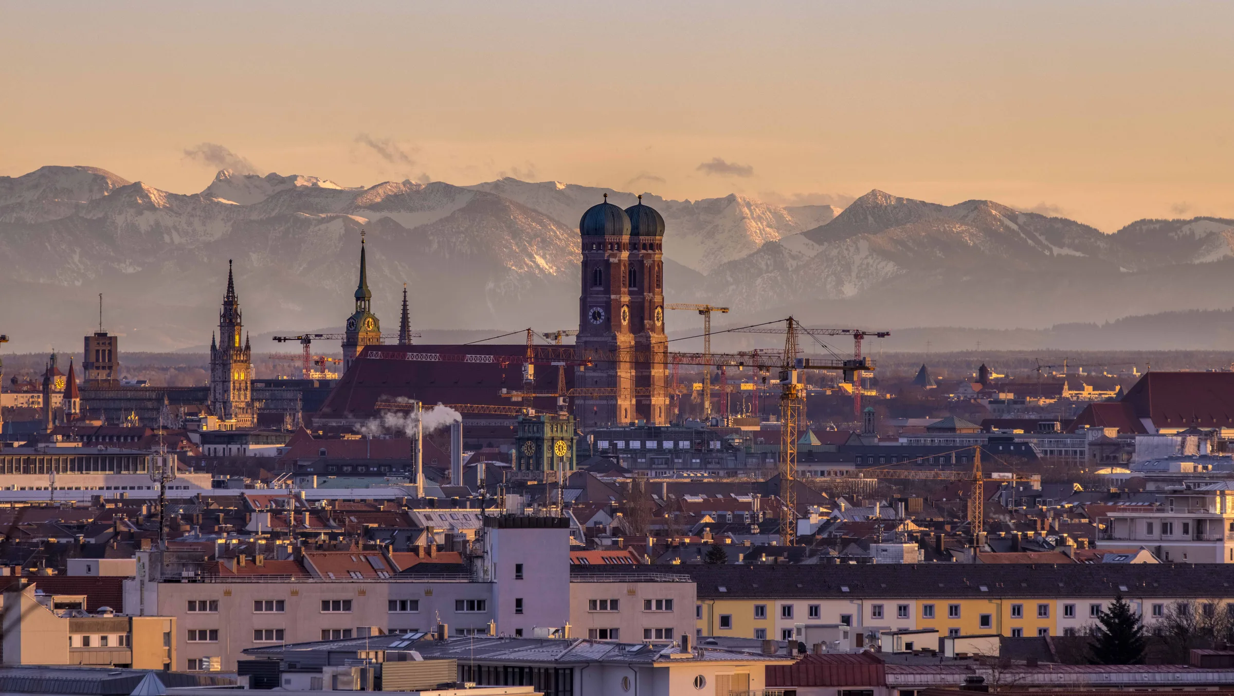 München Skyline mit Frauenkirche und Alpen